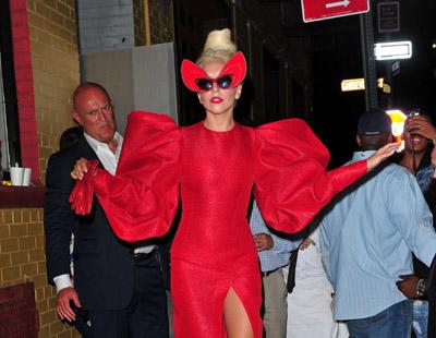 Lady Gaga de rojo pasión e inmensas plataformas y gafas eye cat
