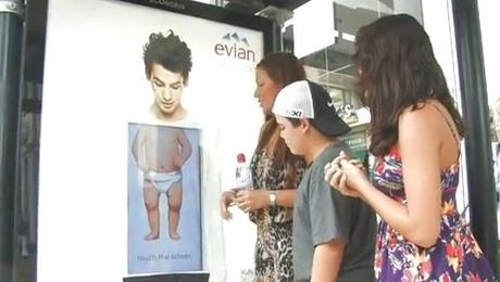 Publicidad exterior interactiva de Evian