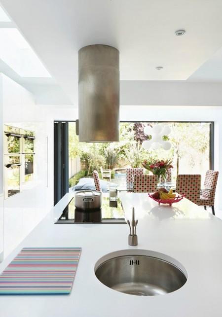 techo blanco con brillo suelo blanco glossy papel de pared rosa papel de pared bandera inglesa mural de pared bandera inglesa muebles blanco glossy diseño de interiores diseño de cocinas decoración de interiores decoracion de cocinas cocinas rosas cocinas modernas cocinas contemporáneas cocinas con isla cocinas blancas cocinas amplias campana cocina redonda armarios altos de cocina 