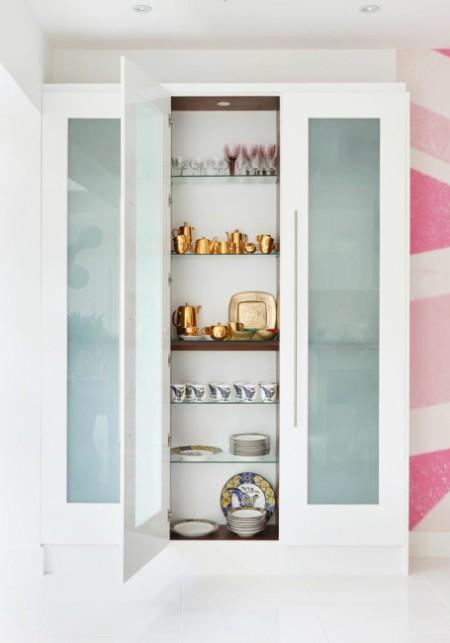 techo blanco con brillo suelo blanco glossy papel de pared rosa papel de pared bandera inglesa mural de pared bandera inglesa muebles blanco glossy diseño de interiores diseño de cocinas decoración de interiores decoracion de cocinas cocinas rosas cocinas modernas cocinas contemporáneas cocinas con isla cocinas blancas cocinas amplias campana cocina redonda armarios altos de cocina 