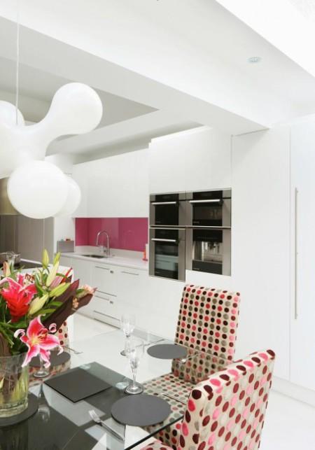 techo blanco con brillo suelo blanco glossy papel de pared rosa papel de pared bandera inglesa mural de pared bandera inglesa muebles blanco glossy diseño de interiores diseño de cocinas decoración de interiores decoracion de cocinas cocinas rosas cocinas modernas cocinas contemporáneas cocinas con isla cocinas blancas cocinas amplias campana cocina redonda armarios altos de cocina 