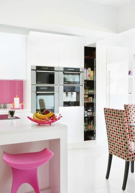 techo blanco con brillo suelo blanco glossy papel de pared rosa papel de pared bandera inglesa mural de pared bandera inglesa muebles blanco glossy diseño de interiores diseño de cocinas decoración de interiores decoracion de cocinas cocinas rosas cocinas modernas cocinas contemporáneas cocinas con isla cocinas blancas cocinas amplias campana cocina redonda armarios altos de cocina 