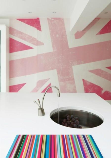 techo blanco con brillo suelo blanco glossy papel de pared rosa papel de pared bandera inglesa mural de pared bandera inglesa muebles blanco glossy diseño de interiores diseño de cocinas decoración de interiores decoracion de cocinas cocinas rosas cocinas modernas cocinas contemporáneas cocinas con isla cocinas blancas cocinas amplias campana cocina redonda armarios altos de cocina 