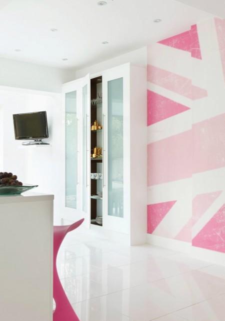 techo blanco con brillo suelo blanco glossy papel de pared rosa papel de pared bandera inglesa mural de pared bandera inglesa muebles blanco glossy diseño de interiores diseño de cocinas decoración de interiores decoracion de cocinas cocinas rosas cocinas modernas cocinas contemporáneas cocinas con isla cocinas blancas cocinas amplias campana cocina redonda armarios altos de cocina 