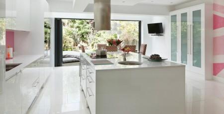 techo blanco con brillo suelo blanco glossy papel de pared rosa papel de pared bandera inglesa mural de pared bandera inglesa muebles blanco glossy diseño de interiores diseño de cocinas decoración de interiores decoracion de cocinas cocinas rosas cocinas modernas cocinas contemporáneas cocinas con isla cocinas blancas cocinas amplias campana cocina redonda armarios altos de cocina 