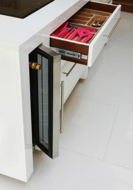 techo blanco con brillo suelo blanco glossy papel de pared rosa papel de pared bandera inglesa mural de pared bandera inglesa muebles blanco glossy diseño de interiores diseño de cocinas decoración de interiores decoracion de cocinas cocinas rosas cocinas modernas cocinas contemporáneas cocinas con isla cocinas blancas cocinas amplias campana cocina redonda armarios altos de cocina 