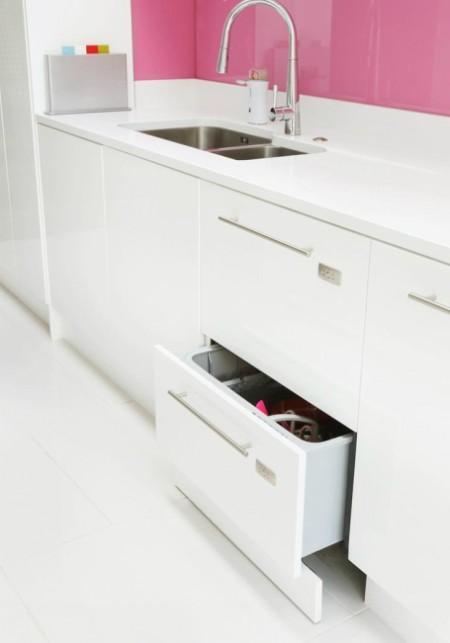 techo blanco con brillo suelo blanco glossy papel de pared rosa papel de pared bandera inglesa mural de pared bandera inglesa muebles blanco glossy diseño de interiores diseño de cocinas decoración de interiores decoracion de cocinas cocinas rosas cocinas modernas cocinas contemporáneas cocinas con isla cocinas blancas cocinas amplias campana cocina redonda armarios altos de cocina 