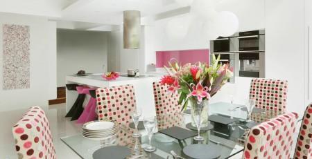 techo blanco con brillo suelo blanco glossy papel de pared rosa papel de pared bandera inglesa mural de pared bandera inglesa muebles blanco glossy diseño de interiores diseño de cocinas decoración de interiores decoracion de cocinas cocinas rosas cocinas modernas cocinas contemporáneas cocinas con isla cocinas blancas cocinas amplias campana cocina redonda armarios altos de cocina 