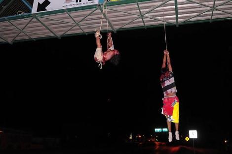 Los cuerpos de los jóvenes colgados de un puente en Nuevo Laredo. | AFP