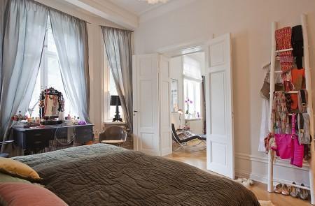 Mezclando estilos vintage swan arne jacobsen sofá gris moderno sillón y otoman barcelona sillas tulip blanco sillas eames en amarillo silla kartell transparente silla 7 con brazos muebles reciclados muebles de diseño mezcla de estilos en decoración mesa estilo francés mecedora kartell mesita blanca estilo ecléctico espejo barroco electrodomesticos metal eames rocking chair decoración de interiores cuadros indios americanos cocina moderna cocina blanca antigüedades