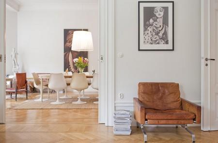 Mezclando estilos vintage swan arne jacobsen sofá gris moderno sillón y otoman barcelona sillas tulip blanco sillas eames en amarillo silla kartell transparente silla 7 con brazos muebles reciclados muebles de diseño mezcla de estilos en decoración mesa estilo francés mecedora kartell mesita blanca estilo ecléctico espejo barroco electrodomesticos metal eames rocking chair decoración de interiores cuadros indios americanos cocina moderna cocina blanca antigüedades