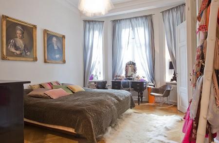 Mezclando estilos vintage swan arne jacobsen sofá gris moderno sillón y otoman barcelona sillas tulip blanco sillas eames en amarillo silla kartell transparente silla 7 con brazos muebles reciclados muebles de diseño mezcla de estilos en decoración mesa estilo francés mecedora kartell mesita blanca estilo ecléctico espejo barroco electrodomesticos metal eames rocking chair decoración de interiores cuadros indios americanos cocina moderna cocina blanca antigüedades