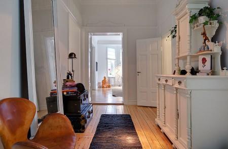 Mezclando estilos vintage swan arne jacobsen sofá gris moderno sillón y otoman barcelona sillas tulip blanco sillas eames en amarillo silla kartell transparente silla 7 con brazos muebles reciclados muebles de diseño mezcla de estilos en decoración mesa estilo francés mecedora kartell mesita blanca estilo ecléctico espejo barroco electrodomesticos metal eames rocking chair decoración de interiores cuadros indios americanos cocina moderna cocina blanca antigüedades