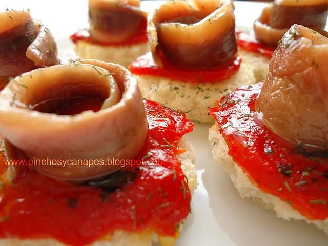 CANAPÉS DE PIQUILLO CONFITADO CON ANCHOAS