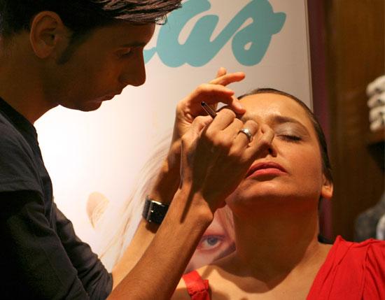 maquilladores de Douglas haciendo maquillajes Preppy