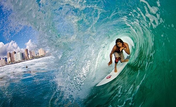 El swell mas grande de la decada golpea el South Shore de Oahu