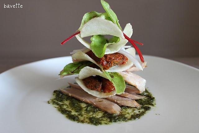 Millefoglie di patate cips con tonno e pomodorini sott'olio.Millojas de patata cips, con ventresca de atun y tomate seco.