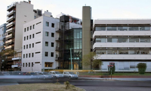 El nuevo edificio se levanta sobre la calle Juana de Ibarbourou, al costado del tradicional. Foto: Gentileza Fundación Instituto Leloir - lanacion.com.ar