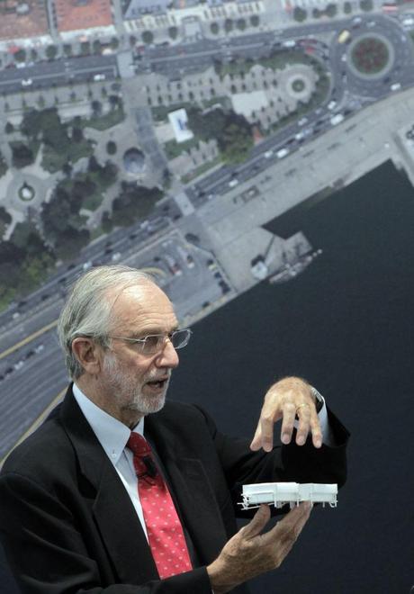 Renzo Piano durante su presentación del Proyecto, maqueta en mano - Fundación Botín