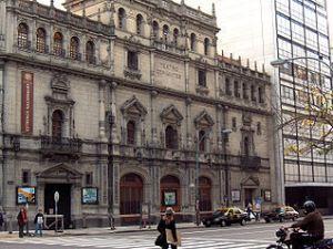 Fachada del teatro en la esquina de las calles Córdoba y Libertad, en diagonal a la Plaza Lavalle