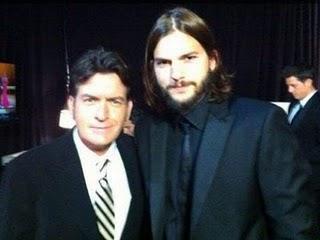 Charlie Sheen y Ashton kutcher, la foto del morbo en los Premios Emmy.