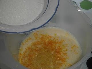 Plum cake de arándanos con crujiente de piñones, sésamo y canela