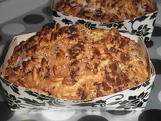 Plum cake de arándanos con crujiente de piñones, sésamo y canela
