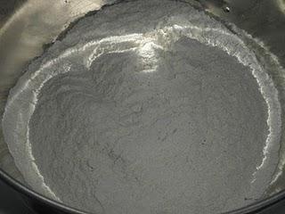 Plum cake de arándanos con crujiente de piñones, sésamo y canela