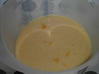 Plum cake de arándanos con crujiente de piñones, sésamo y canela