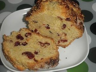 Plum cake de arándanos con crujiente de piñones, sésamo y canela