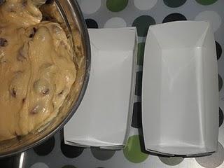 Plum cake de arándanos con crujiente de piñones, sésamo y canela