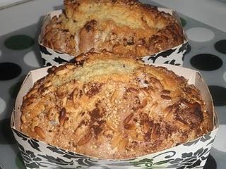 Plum cake de arándanos con crujiente de piñones, sésamo y canela