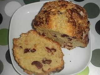 Plum cake de arándanos con crujiente de piñones, sésamo y canela
