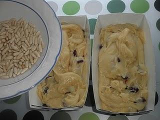 Plum cake de arándanos con crujiente de piñones, sésamo y canela