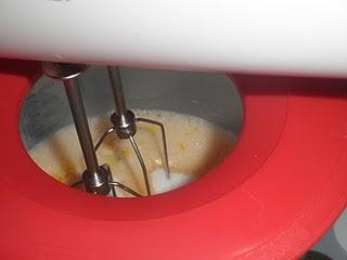 Plum cake de arándanos con crujiente de piñones, sésamo y canela