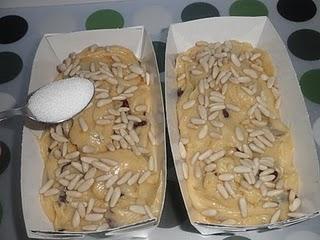 Plum cake de arándanos con crujiente de piñones, sésamo y canela