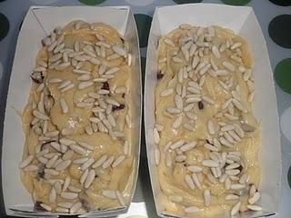 Plum cake de arándanos con crujiente de piñones, sésamo y canela