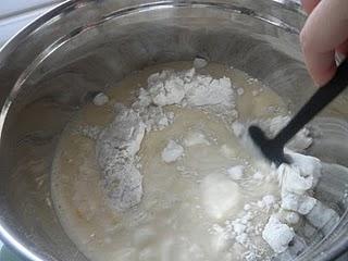Plum cake de arándanos con crujiente de piñones, sésamo y canela