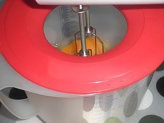 Plum cake de arándanos con crujiente de piñones, sésamo y canela