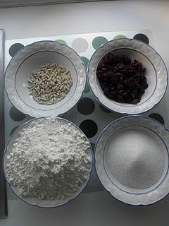 Plum cake de arándanos con crujiente de piñones, sésamo y canela