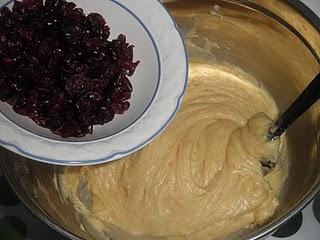 Plum cake de arándanos con crujiente de piñones, sésamo y canela