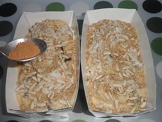 Plum cake de arándanos con crujiente de piñones, sésamo y canela