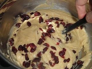 Plum cake de arándanos con crujiente de piñones, sésamo y canela
