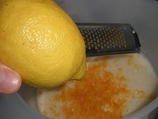 Plum cake de arándanos con crujiente de piñones, sésamo y canela