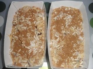 Plum cake de arándanos con crujiente de piñones, sésamo y canela