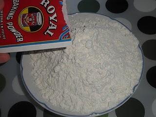 Plum cake de arándanos con crujiente de piñones, sésamo y canela