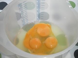 Plum cake de arándanos con crujiente de piñones, sésamo y canela