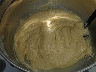 Plum cake de arándanos con crujiente de piñones, sésamo y canela