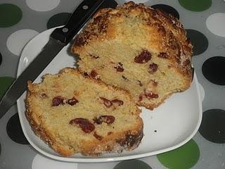 Plum cake de arándanos con crujiente de piñones, sésamo y canela