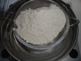 Plum cake de arándanos con crujiente de piñones, sésamo y canela